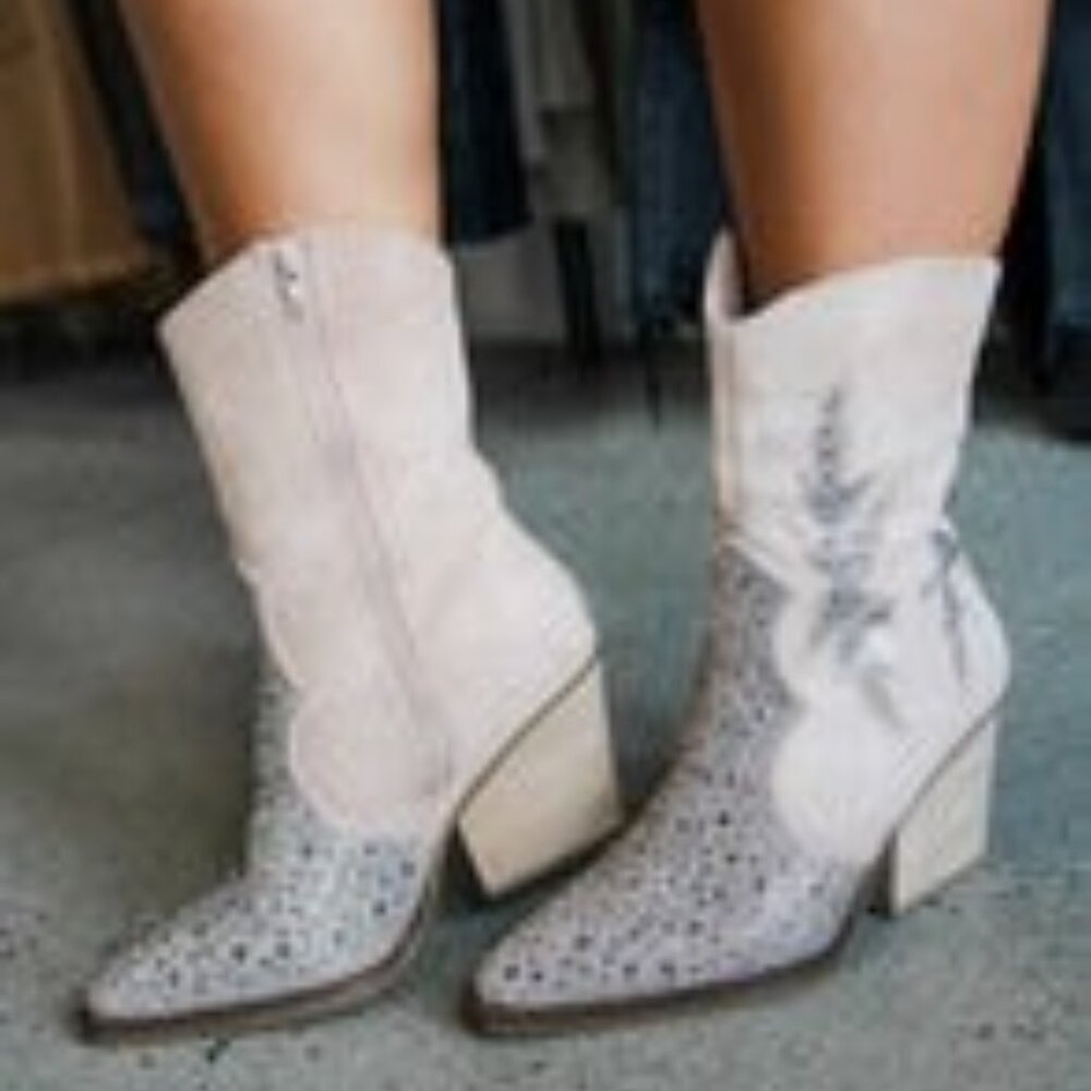 VERY G LUX CREAM BOOTS  NEW IN BOX!